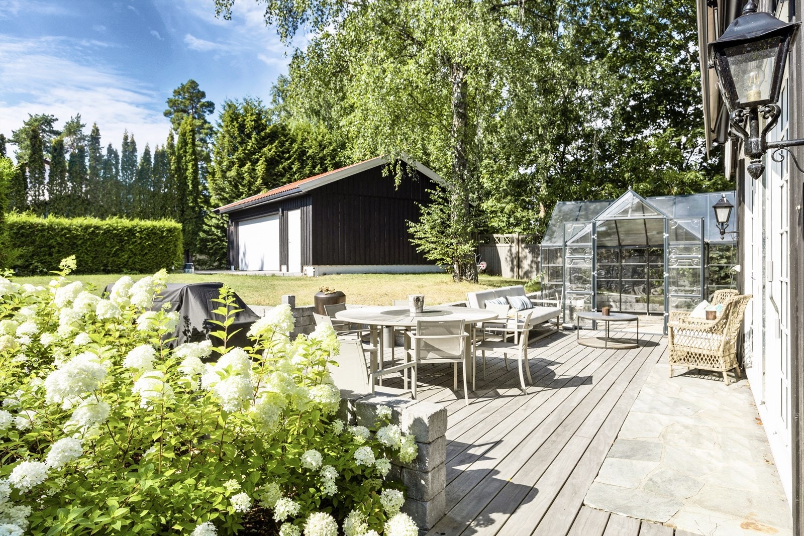 Eiendommen har stor tomt på hele 1393 kvm. Pent parkmessig opparbeidet, solrik hage med drivhus og sydvestvendt terrasse. Galleribilde