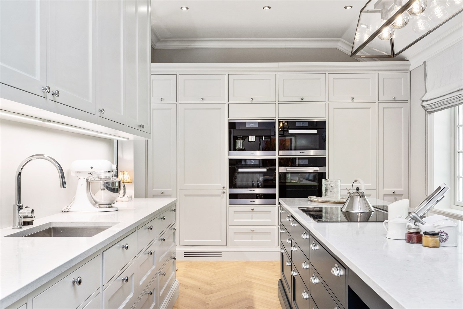 Rikelig med skap- og benkeplass på kjøkkenet. Galleribilde