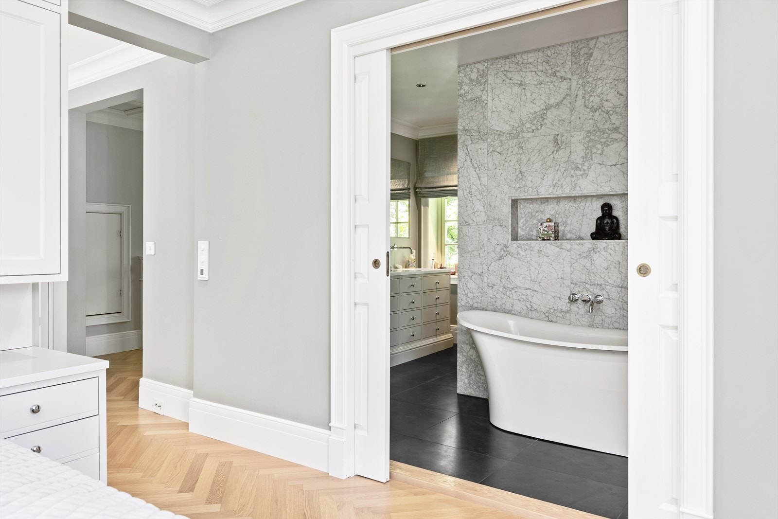 Hovedsoverom med bad og walk-in-closet ligger usjenert til i boligens øverste etasje. Galleribilde