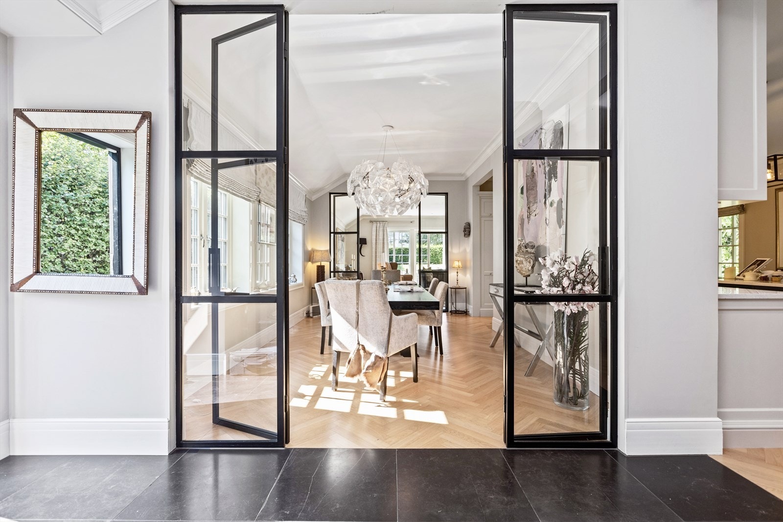 Innbydende spisestue med god plass til stort spisestuemøblement. Galleribilde