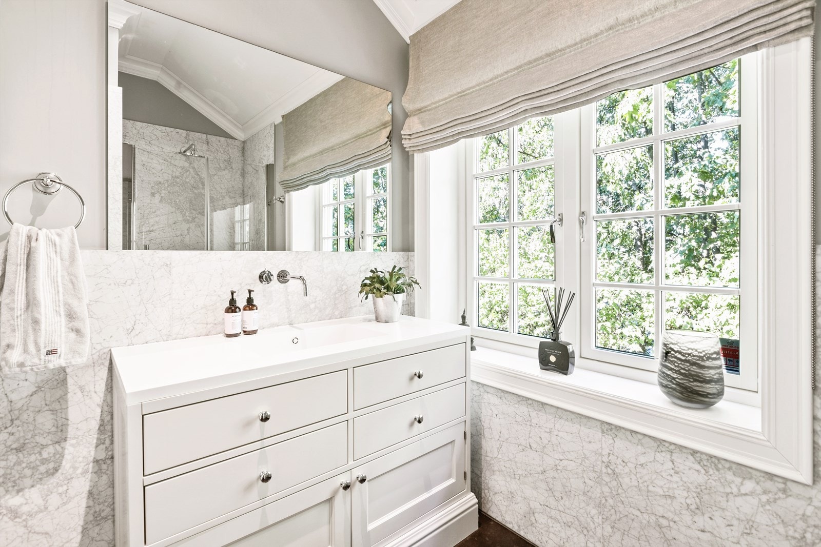 Delikat baderom i 1.etasje. Galleribilde