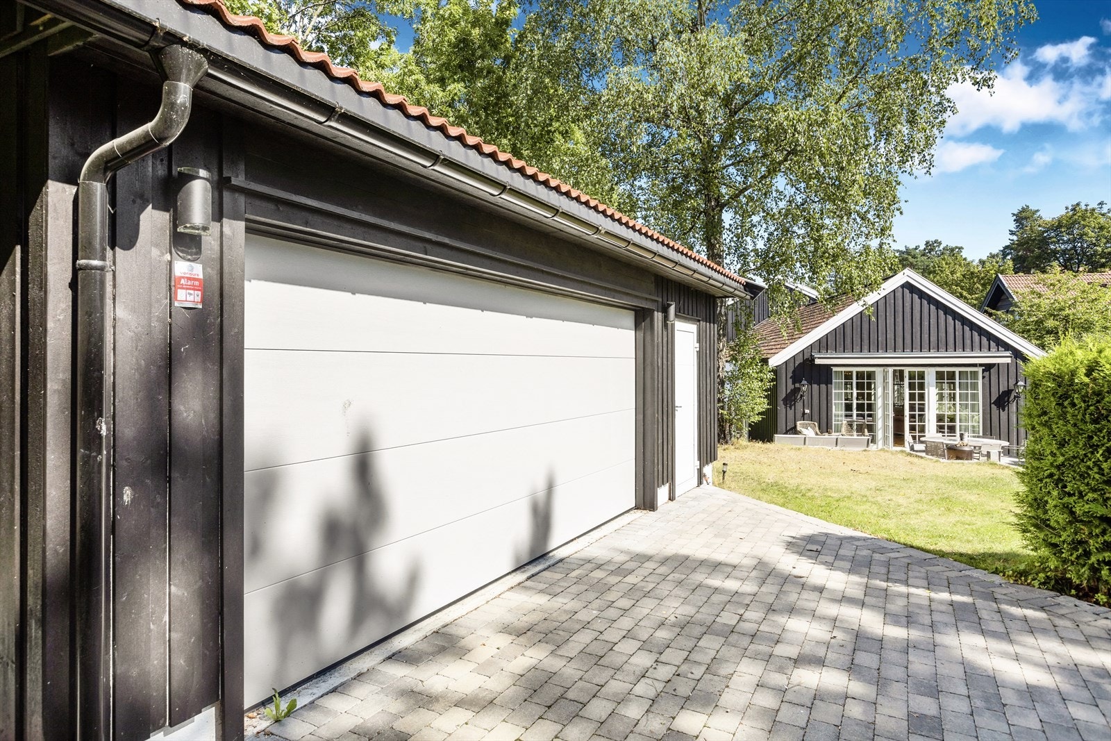 Stor dobbelgarasje på ca. 47 kvm med elektrisk dobbel garasjeport som styres med fjernkontroll. Galleribilde