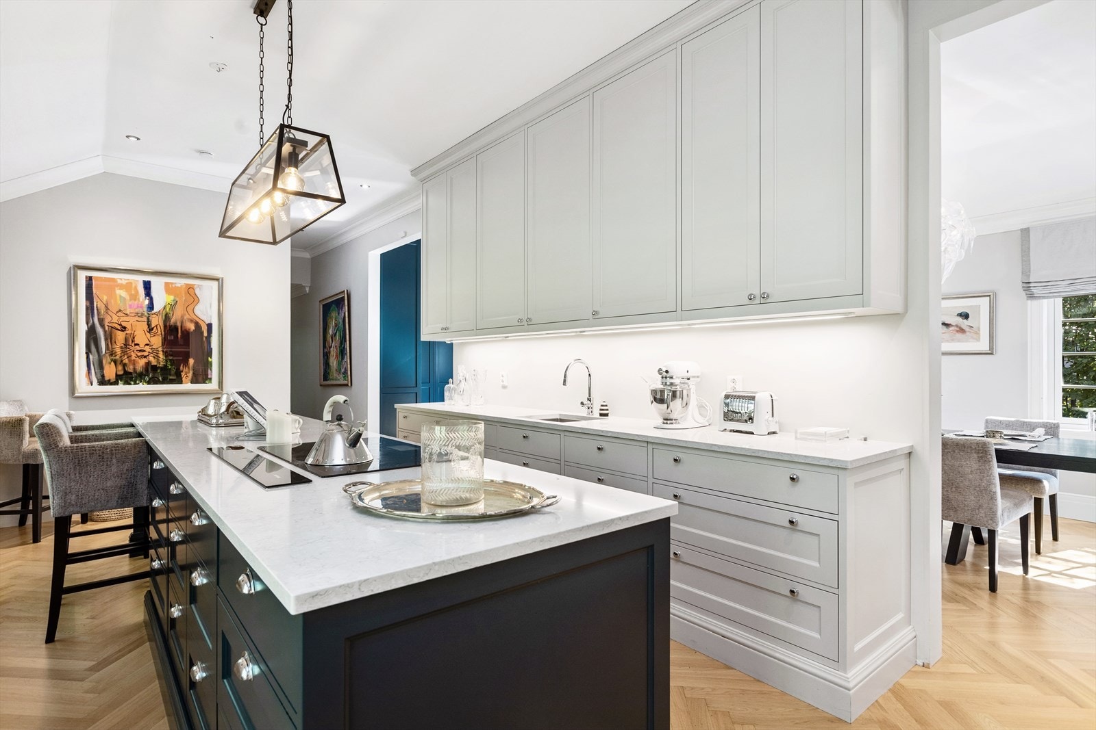 Kjøkkenøy med integrert 80 cm Gaggenau induksjonstopp og Miele hev/senk kjøkkenvifte. Galleribilde