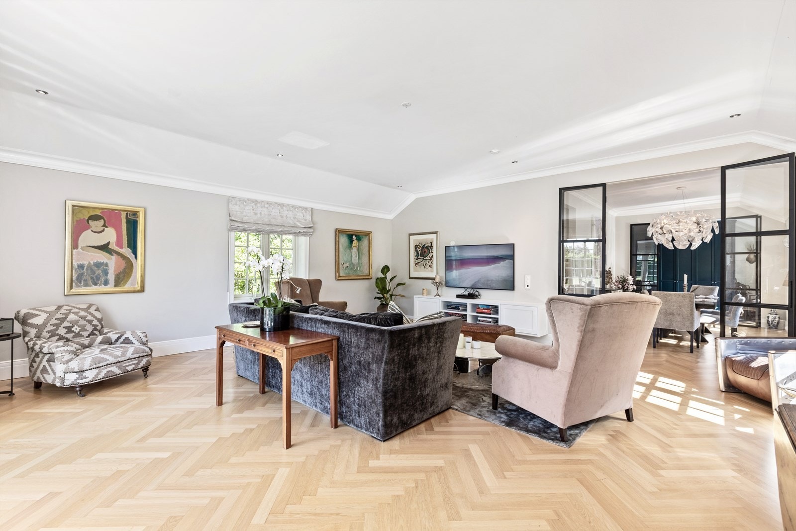 Smakfulle farge- og materialvalg over det hele. Legg merke til den nydelige fiskebensparketten og de flotte smijernsdørene. Galleribilde