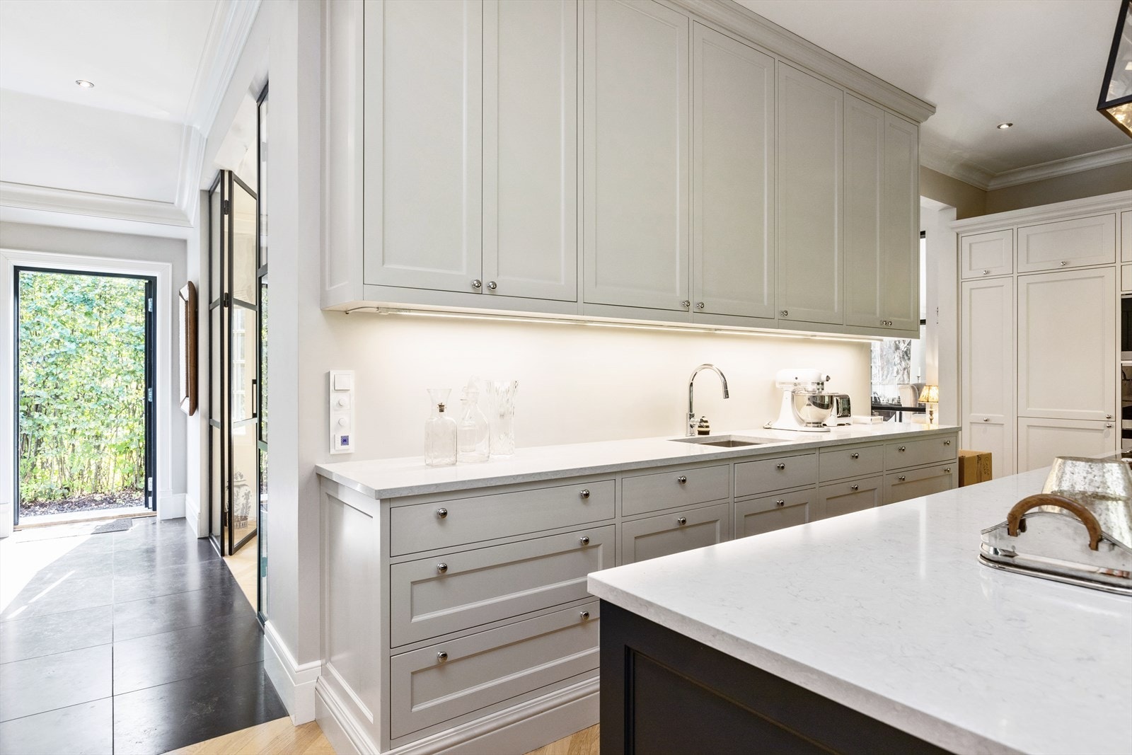 Kjøkkenet har integrerte kvalitetshvitevarer med kjøleskap, fryser, to Miele komfyrer, dampovn, kaffemaskin og oppvaskmaskin. Galleribilde