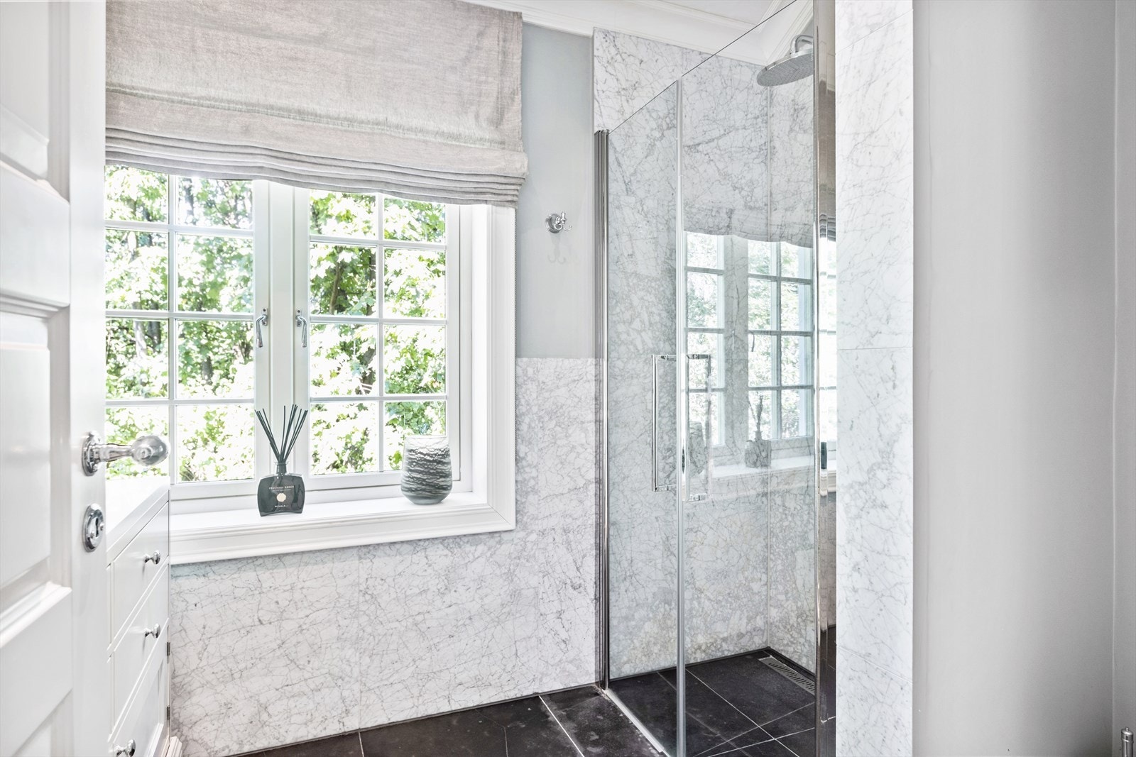 Baderommet er delvis flislagt med tidsmessige fliser på gulv og vegger. Dusjnisje med glassdører. Galleribilde