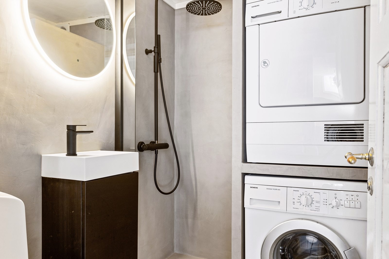 Pent bad i underetasjen som ble pusset opp i 2022. Plass til vaskemaskin og tørketrommel. Galleribilde