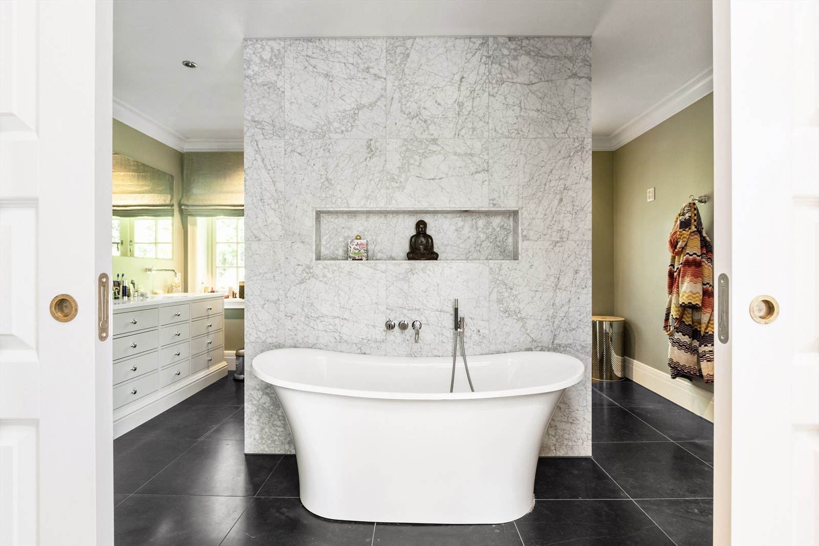 Svært lekkert hovedbad med både dobbeldusj og designbadekar. Galleribilde