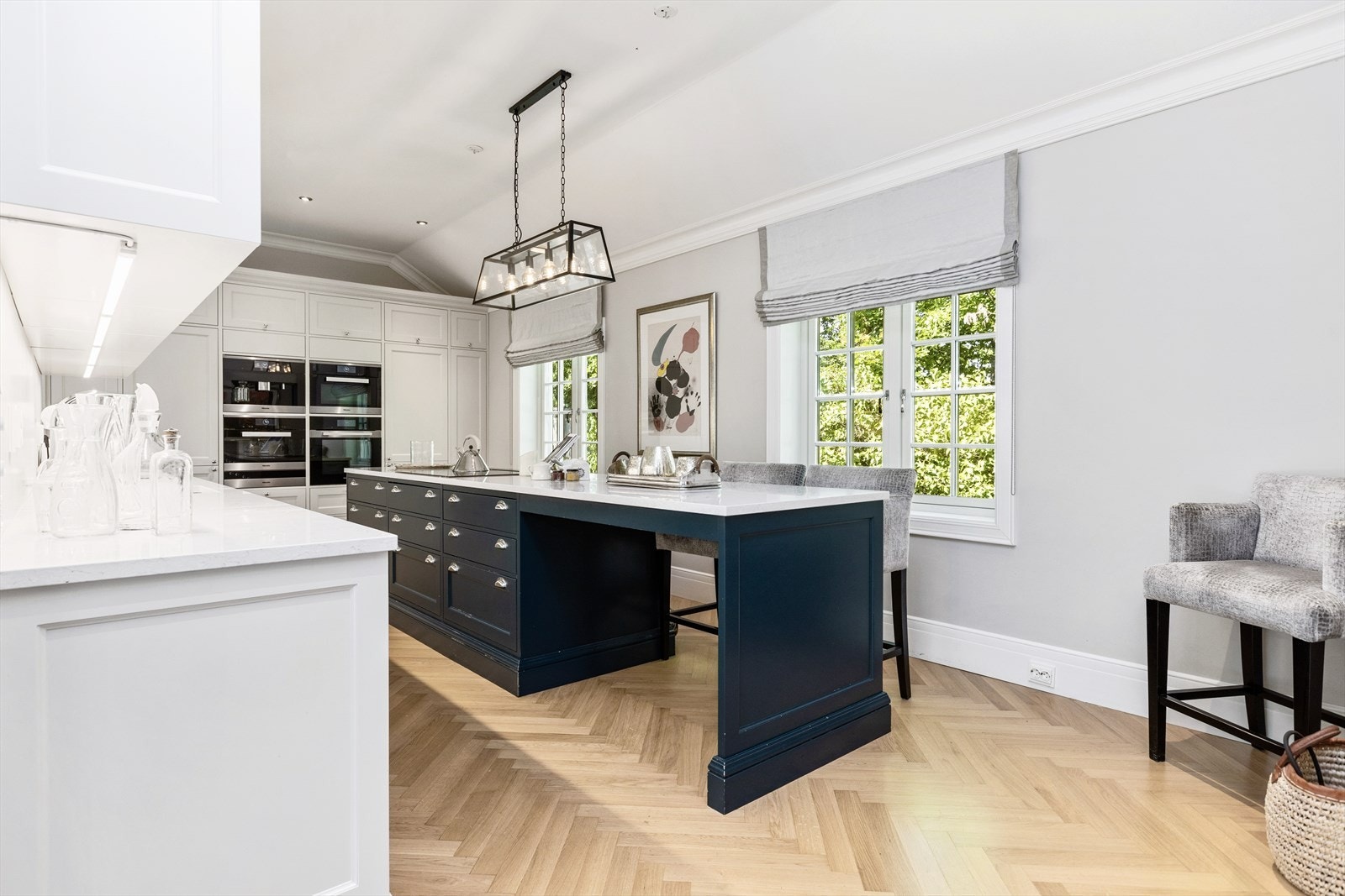 Smakfullt og moderne mattlakkert kjøkkeninnredning med profilerte fronter. Galleribilde