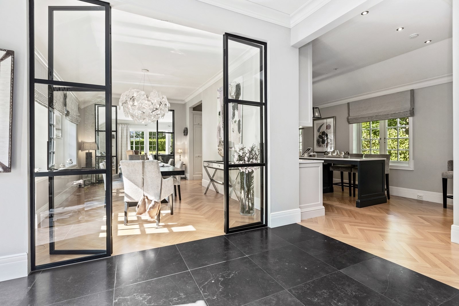 I 1.etasje er det lun gulvvarme (varmekabler) på kjøkken, entré/ gang, og baderom, i tillegg til store deler av 2. etasje og underetasjen. Galleribilde