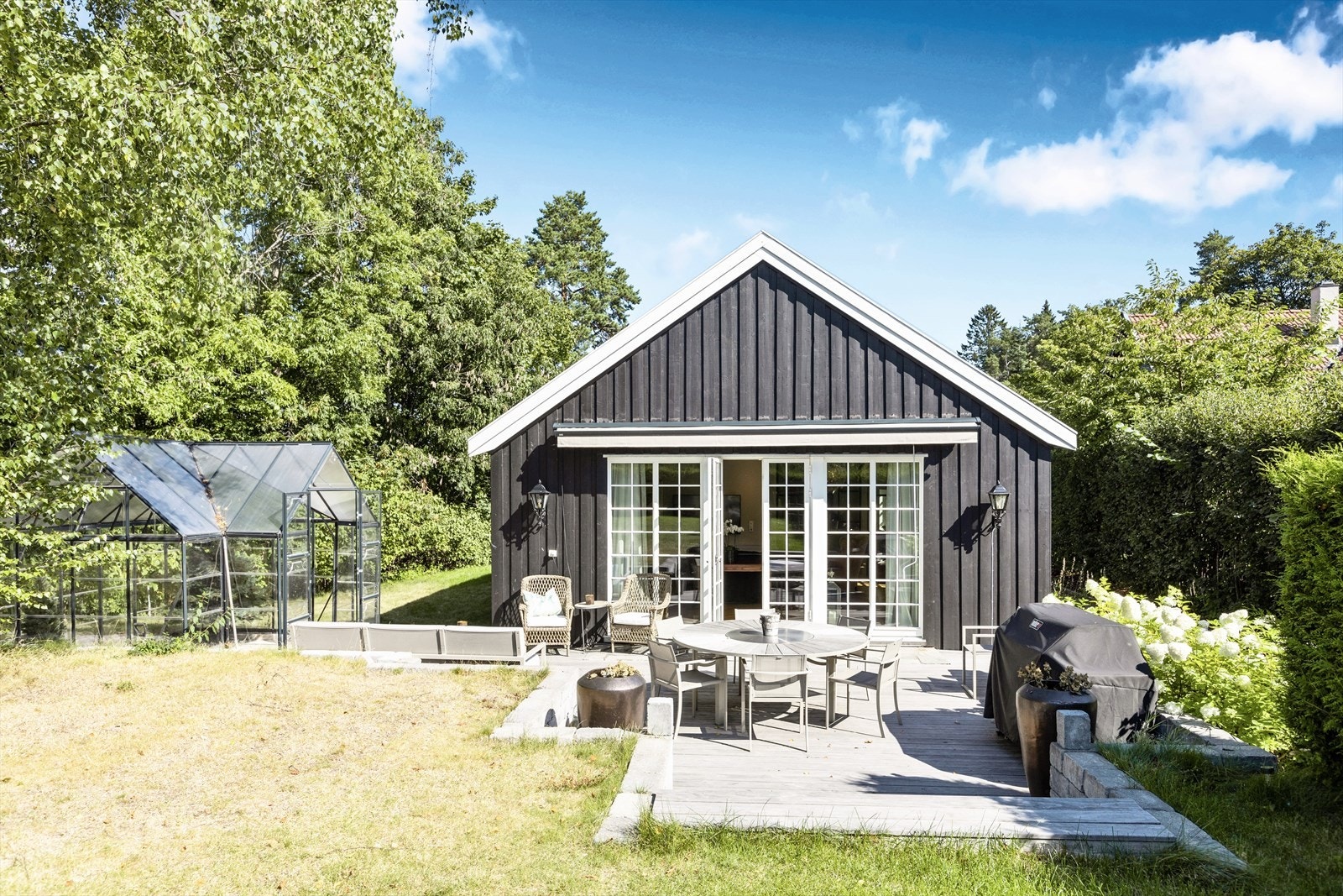 Nils O. M. Nordvik og Caroline Leirflaten ved Nordvik Bygdøy Allé har gleden av å presentere en fantastisk villa med etterspurt beliggenhet på historiske Lagåsen! Galleribilde