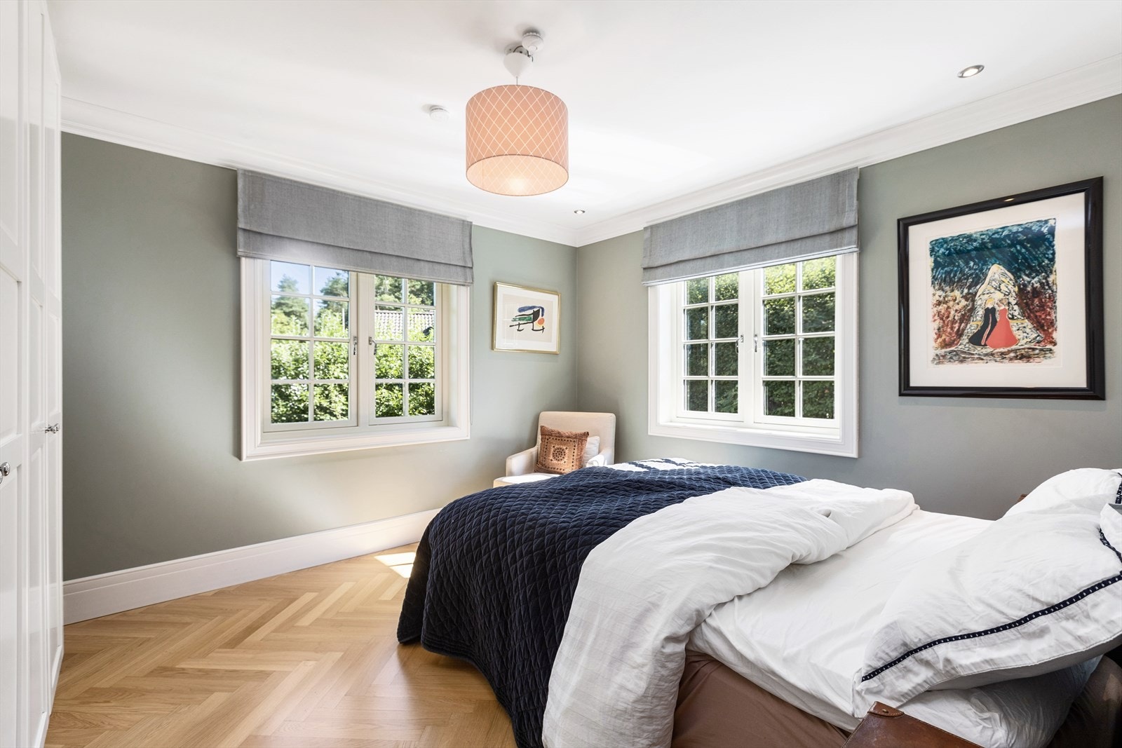 Soverom 3 med snekkerbygget garderobe. Galleribilde