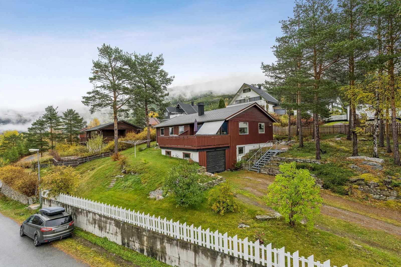 Fritt og fint beliggende på oversiden av vegen. Galleribilde