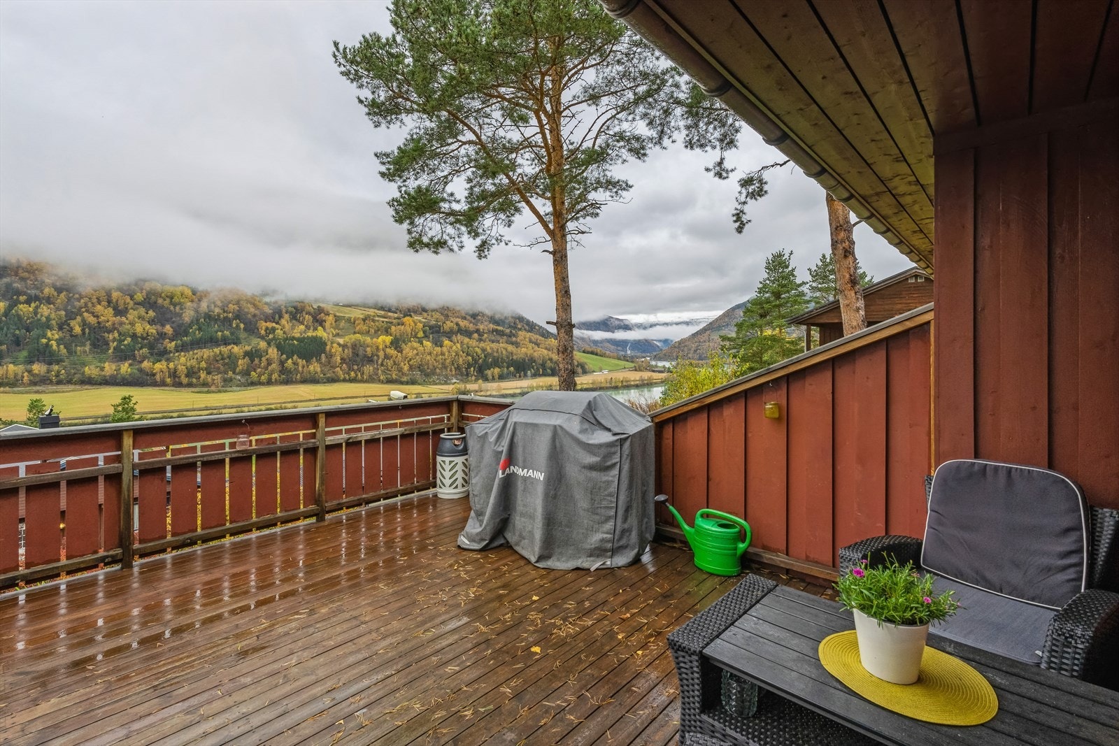 Stor og fin terrasse - flott utsikt utover. Galleribilde