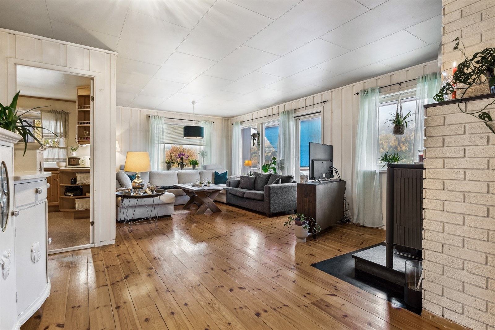 Lys og romslig stue med utgang til terrasse. Galleribilde