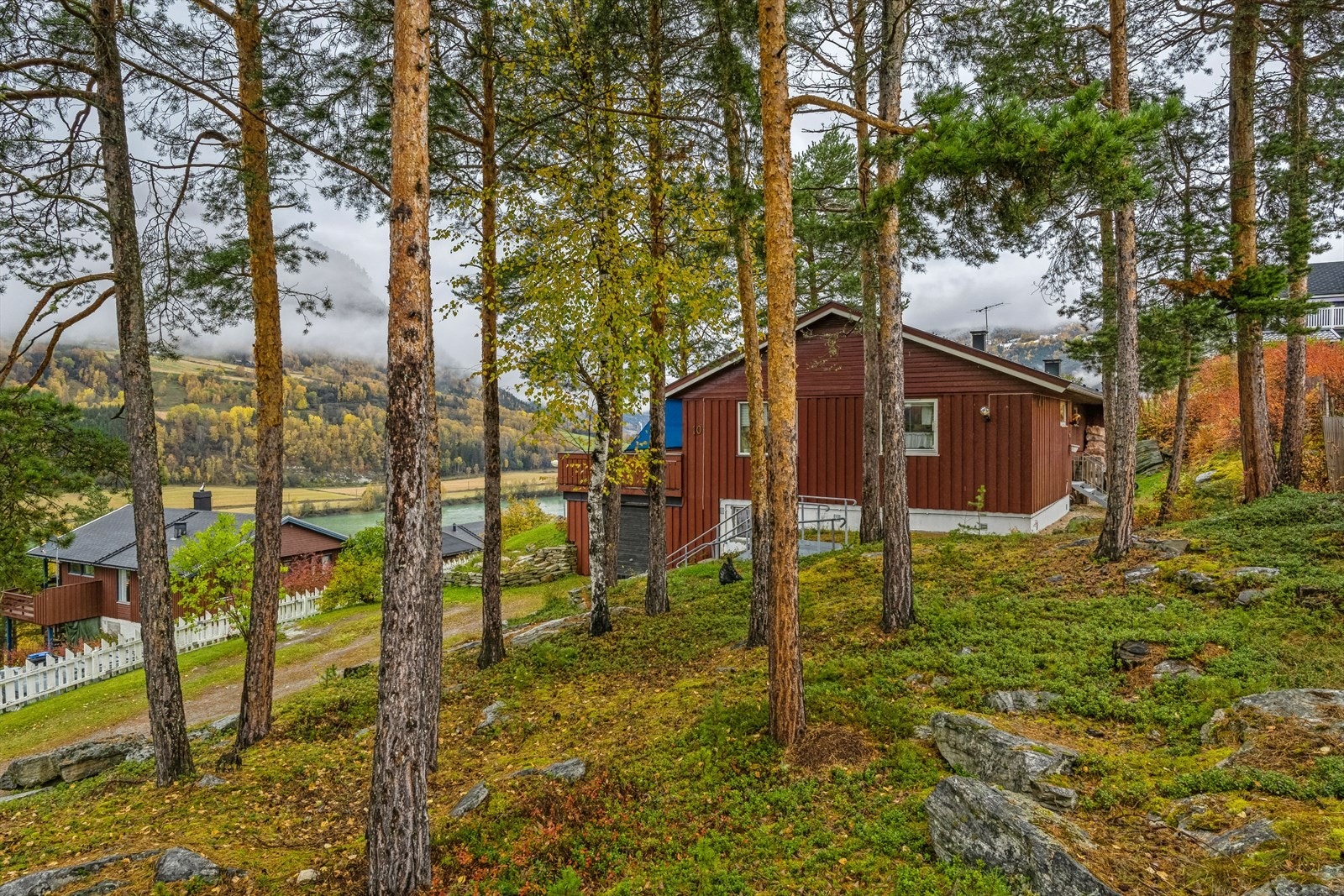 Lunt og fint beliggende i den midtre del av boligfeltet på Sandbumoen. Galleribilde