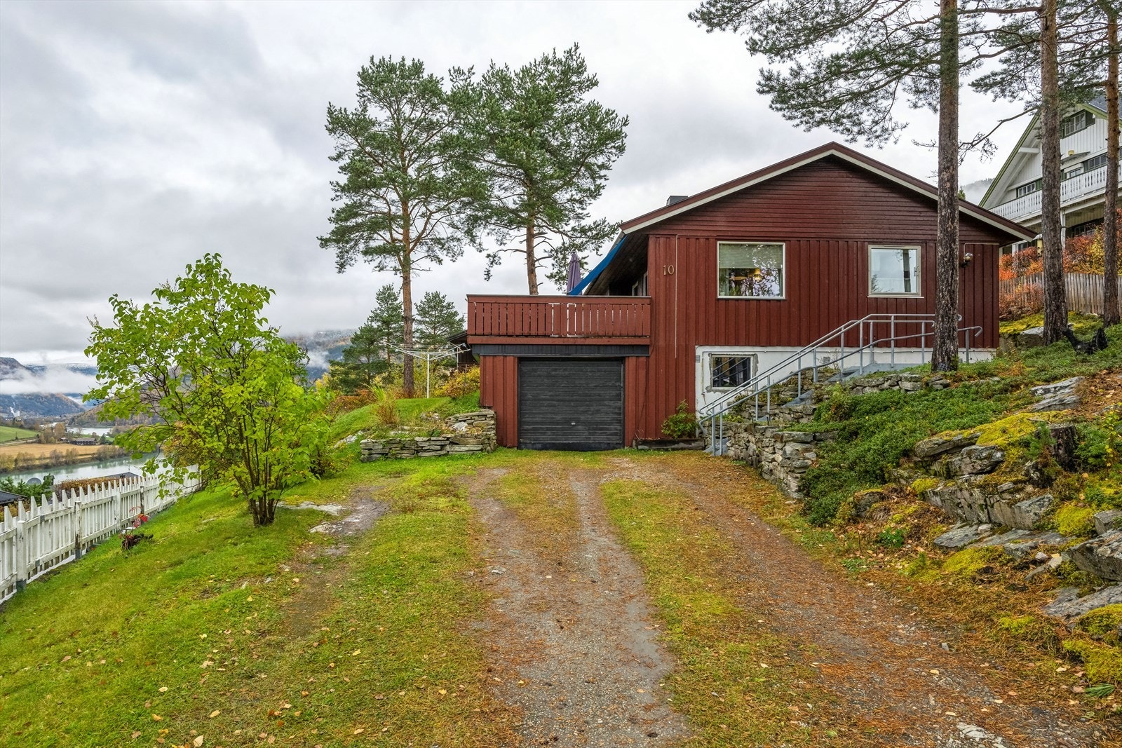 Oppkjøring til garasje i boligens sokkel. Galleribilde