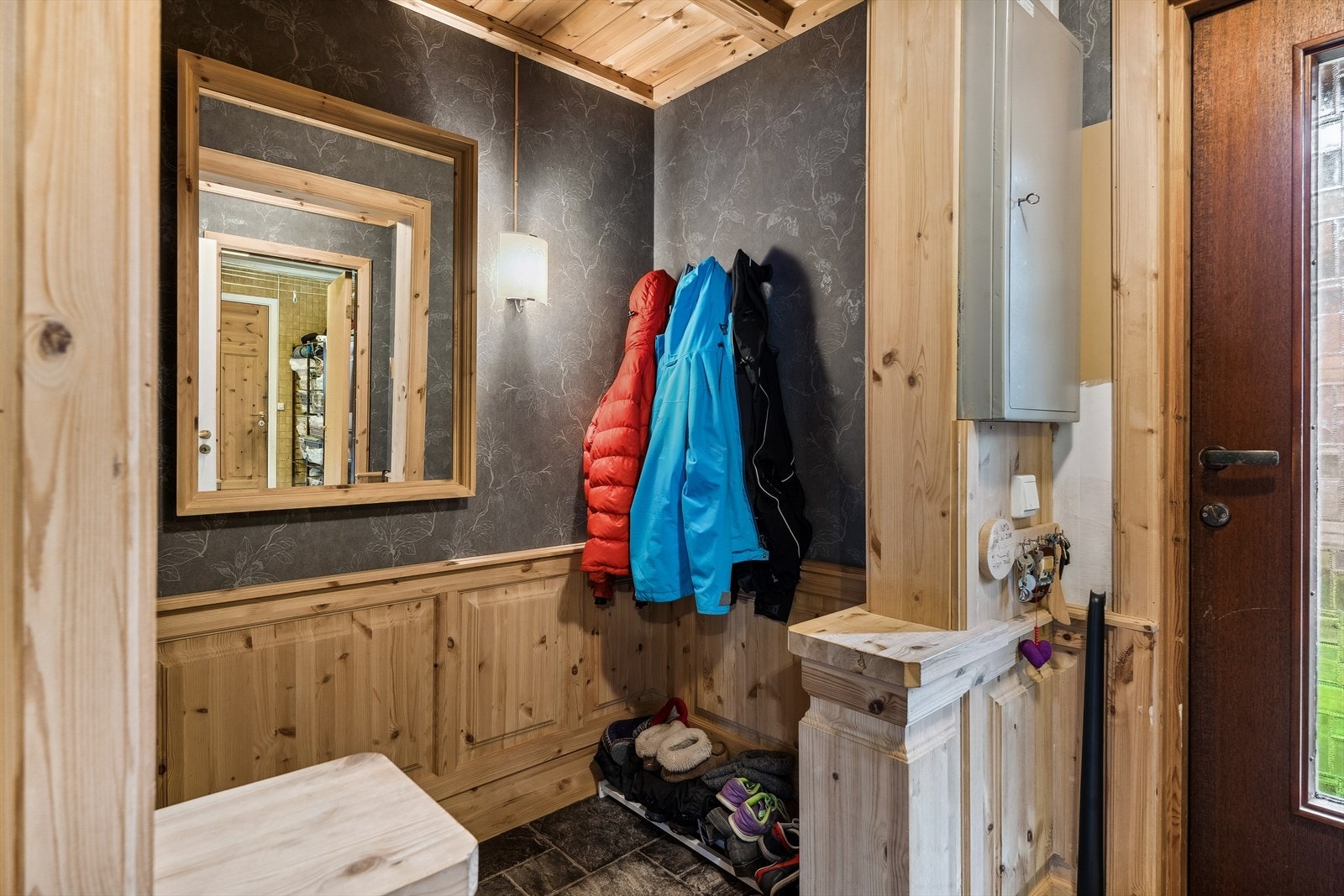Entre med inntrukket og fin garderobeløsning. Galleribilde