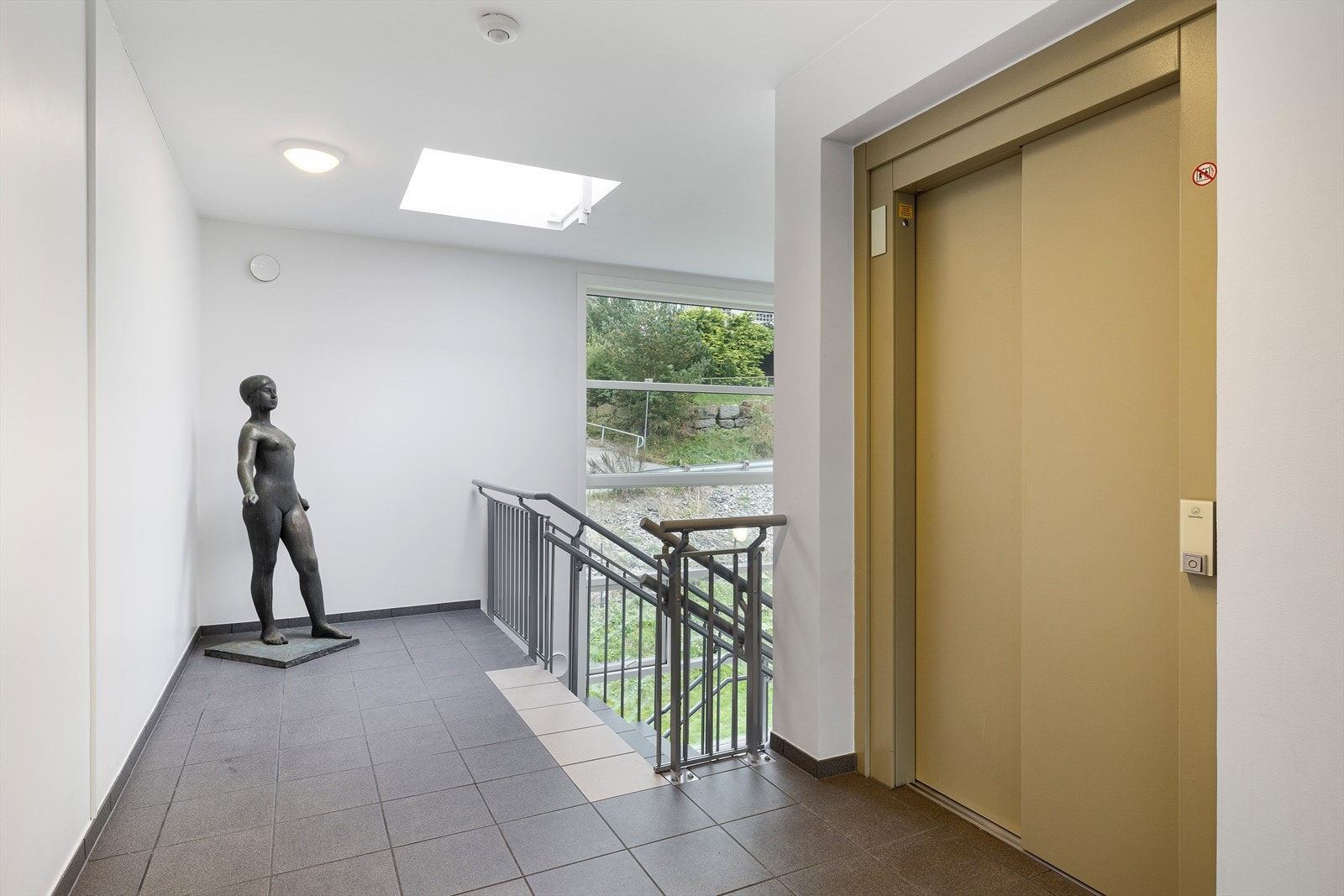 Både heis og trappeadkomst Galleribilde