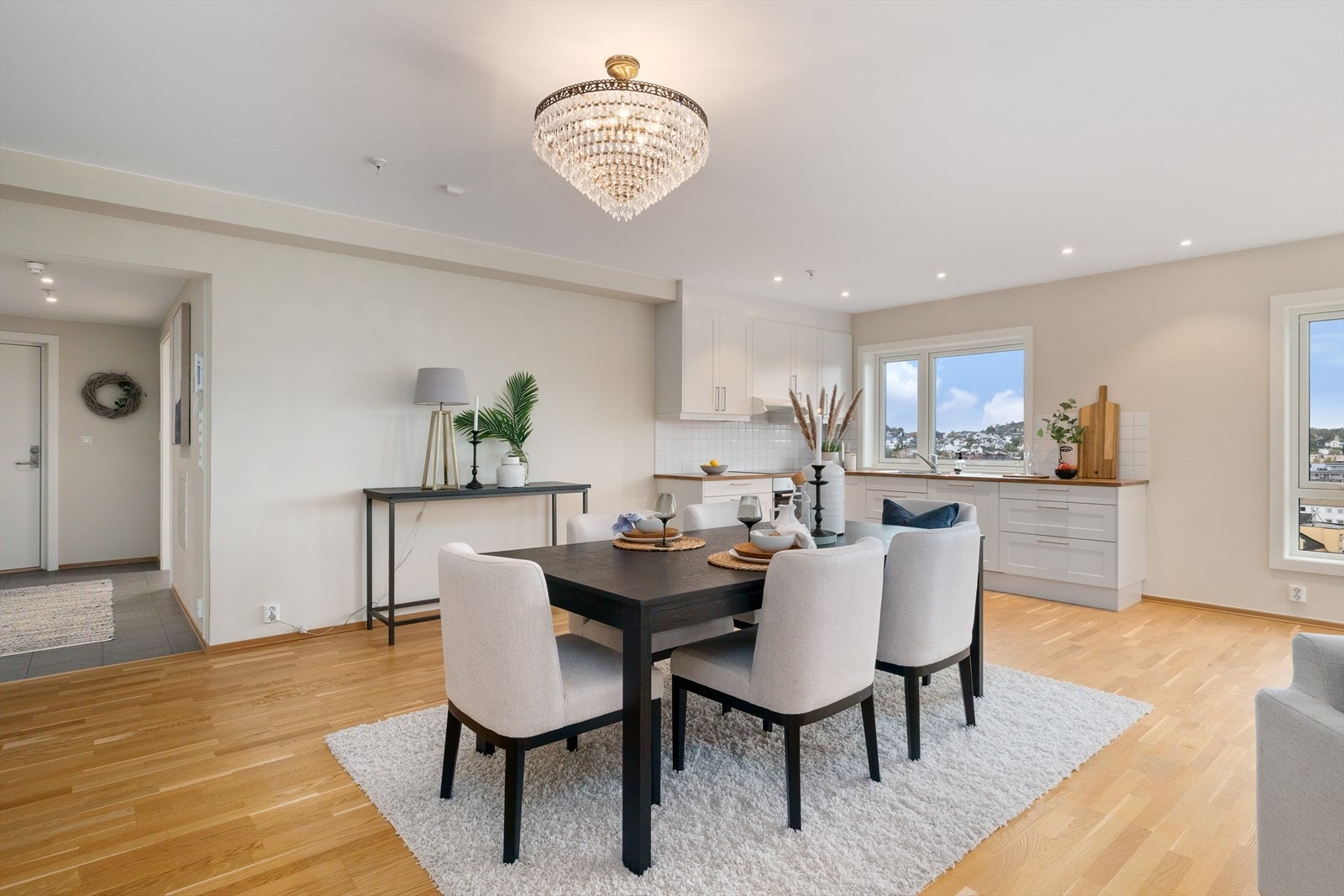 God plass til langbord og mange middagsgjester her Galleribilde