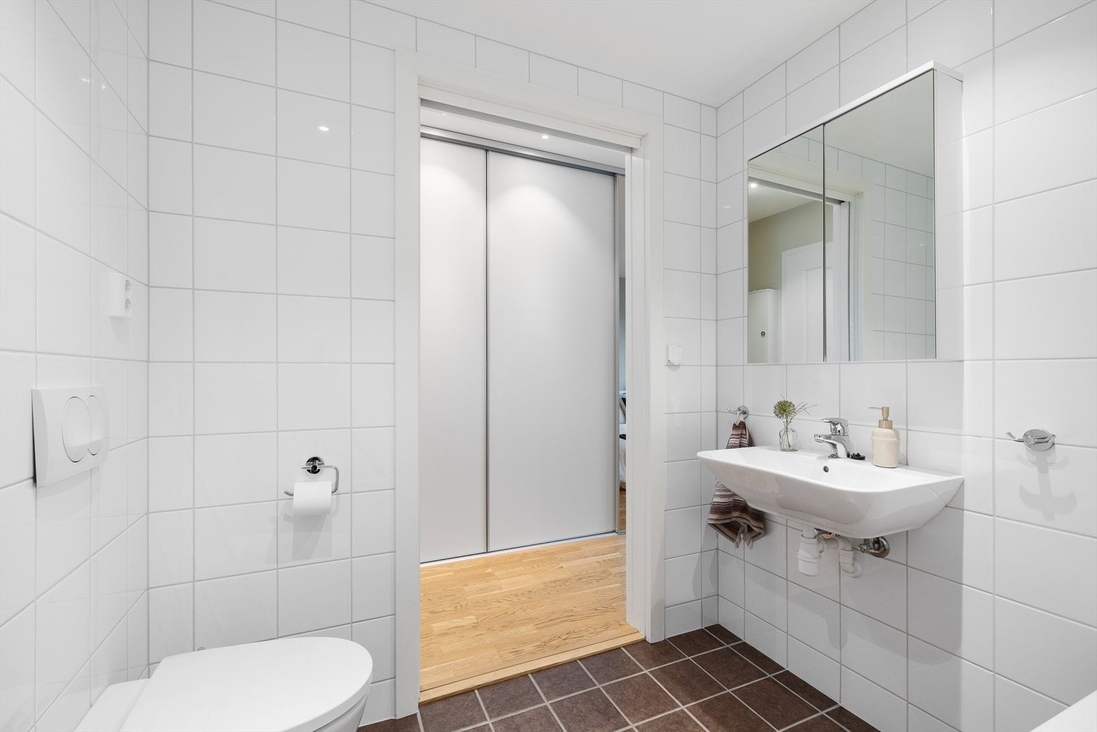 Flis på gulv og vegger og tak i malte plater m/downlight Galleribilde