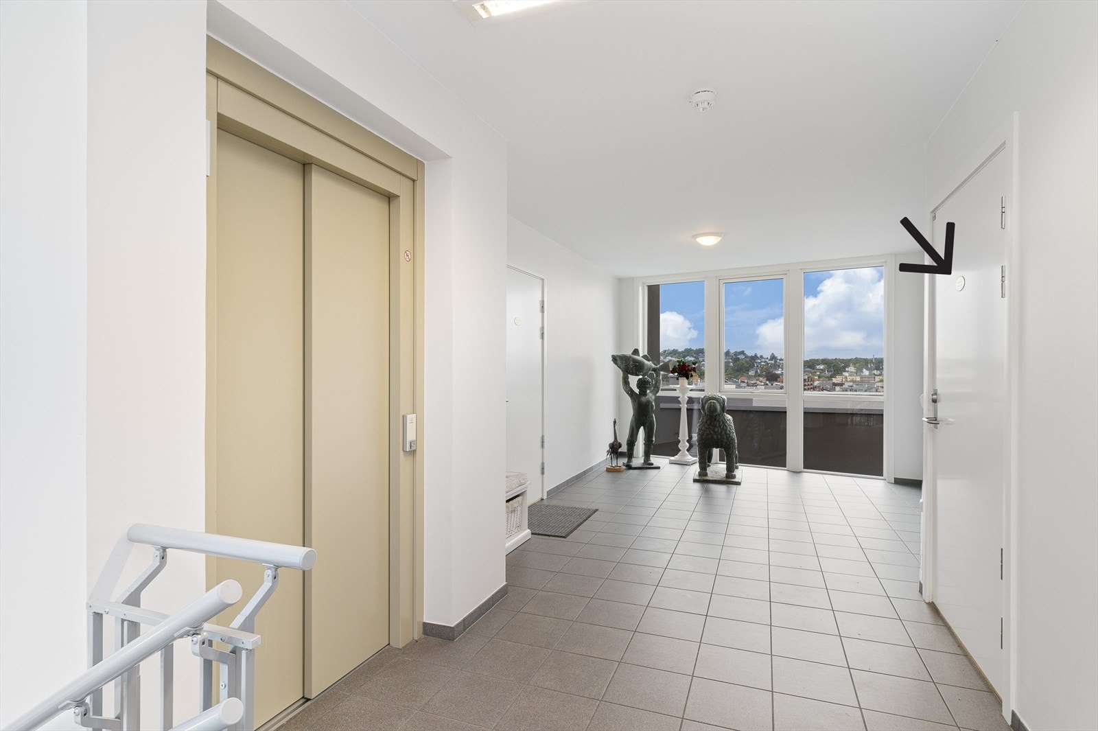 Pent fellesområde for de to toppleilighetene i denne oppgangen Galleribilde