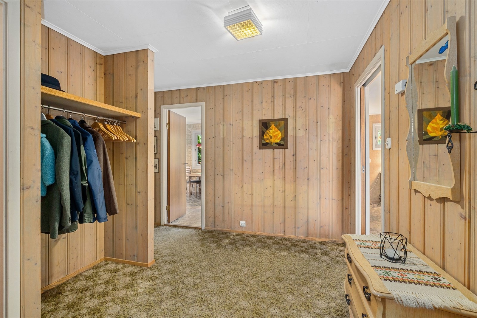 Inngangsparti med god garderobeplass Galleribilde