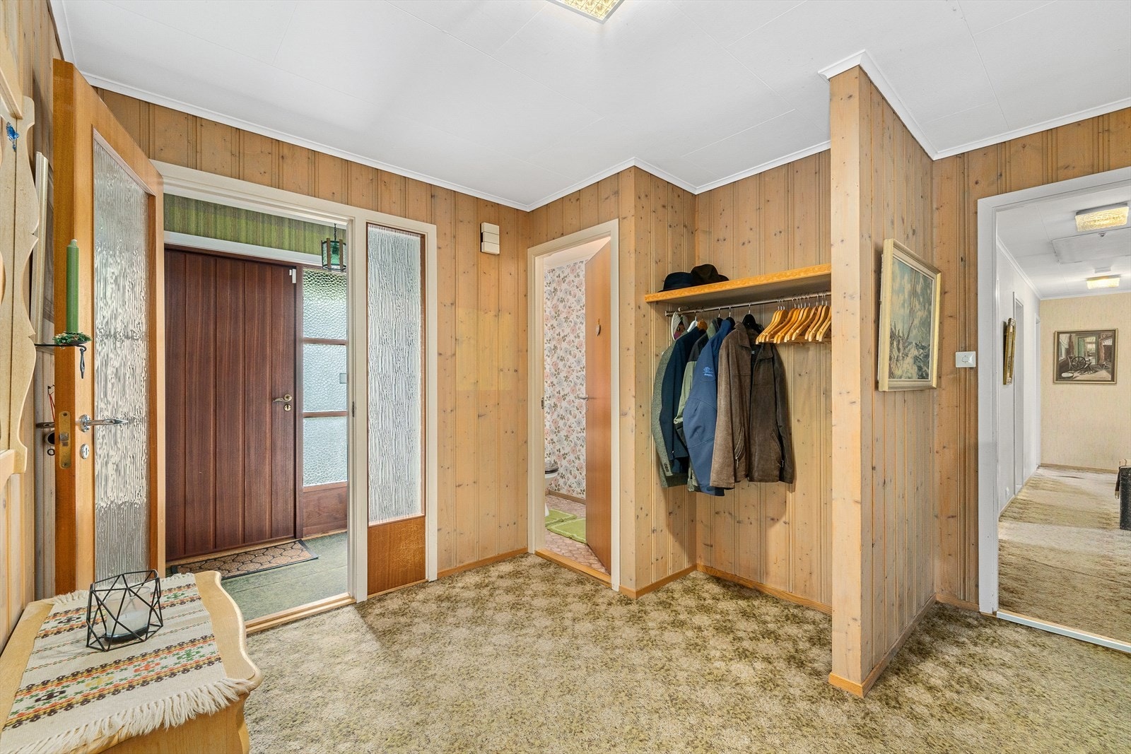 Inngangsparti med god garderobeplass Galleribilde