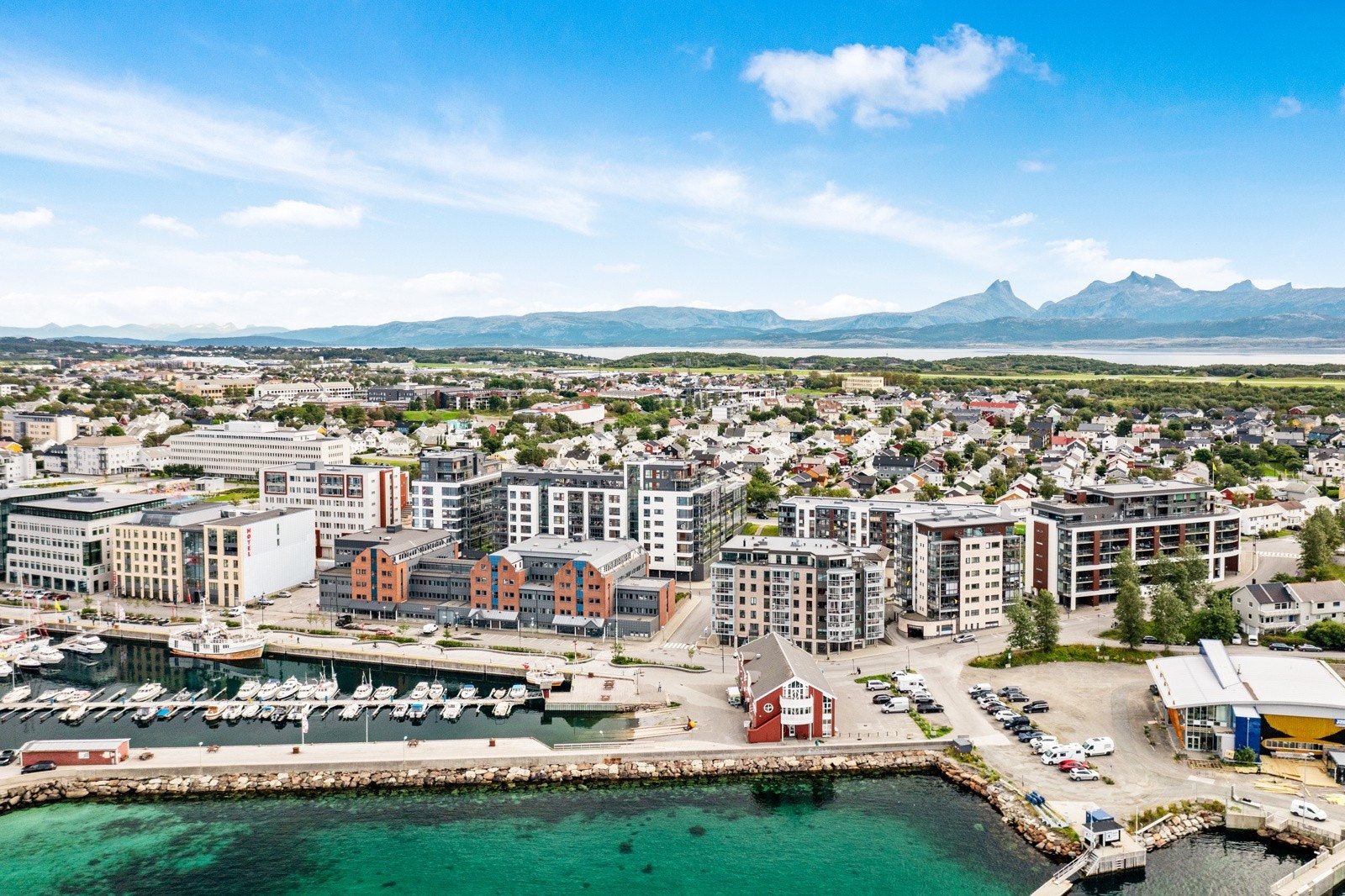 Eiendommen ligger meget sentralt midt i Bodø sentrum, men likevel tilbaketrukket fra byens mas og støy Galleribilde
