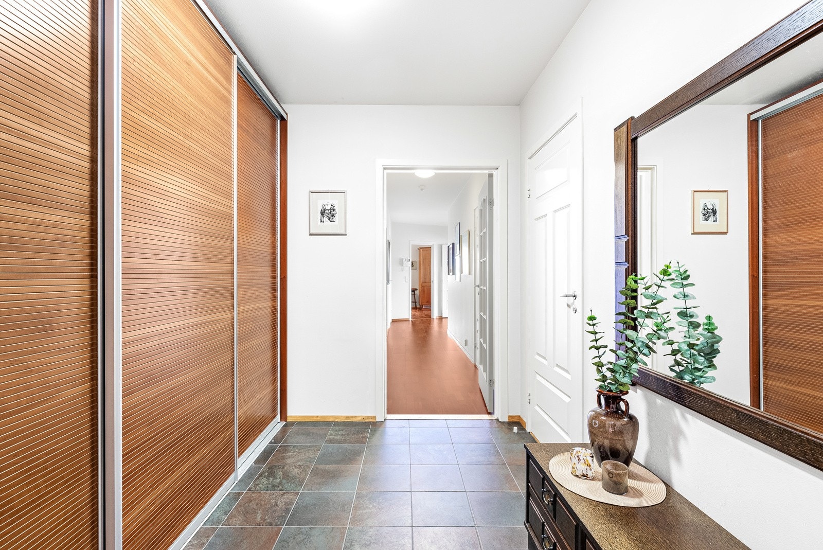 Romslig entré med stor skyvedørsgarderobe og gulvvarme Galleribilde