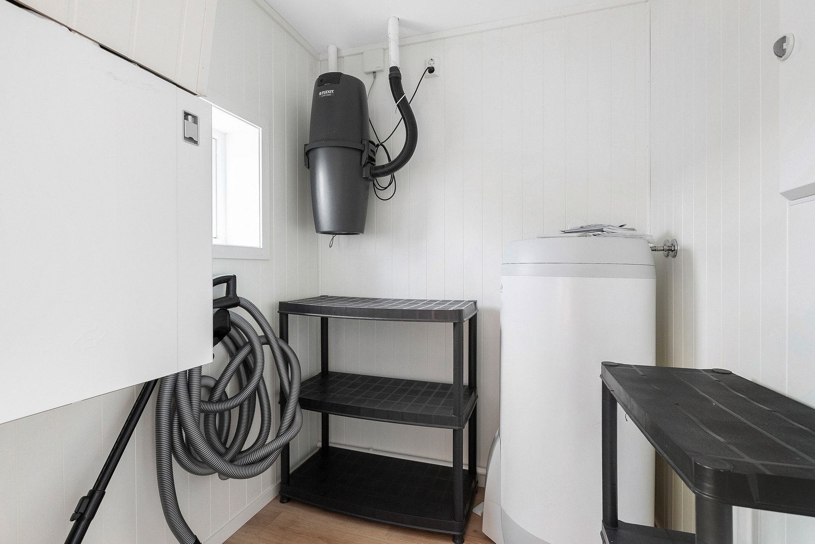 Ventilasjonsaggregat, sentralstøvsuger, bereder og sikringsskap - God oppbevaringsplass. Galleribilde