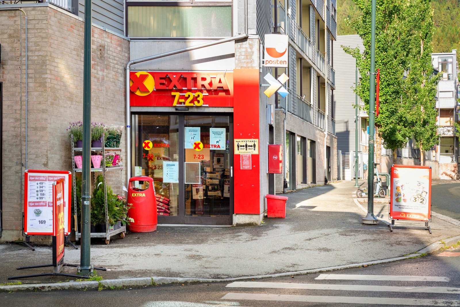Extra Ila ligger omtrent 50 M fra boligen, her har du også post i butikk. Galleribilde