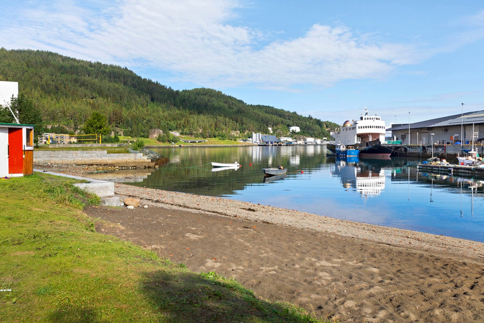 Ilsvikøra strand er noen minutters gåtur fra leiligheten. Her finner du bl.a. sandvolleyballbane og store grønt arealer. Galleribilde