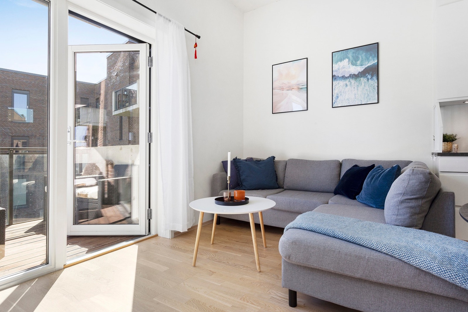 Lys og fin stue med utgang til balkong. Galleribilde