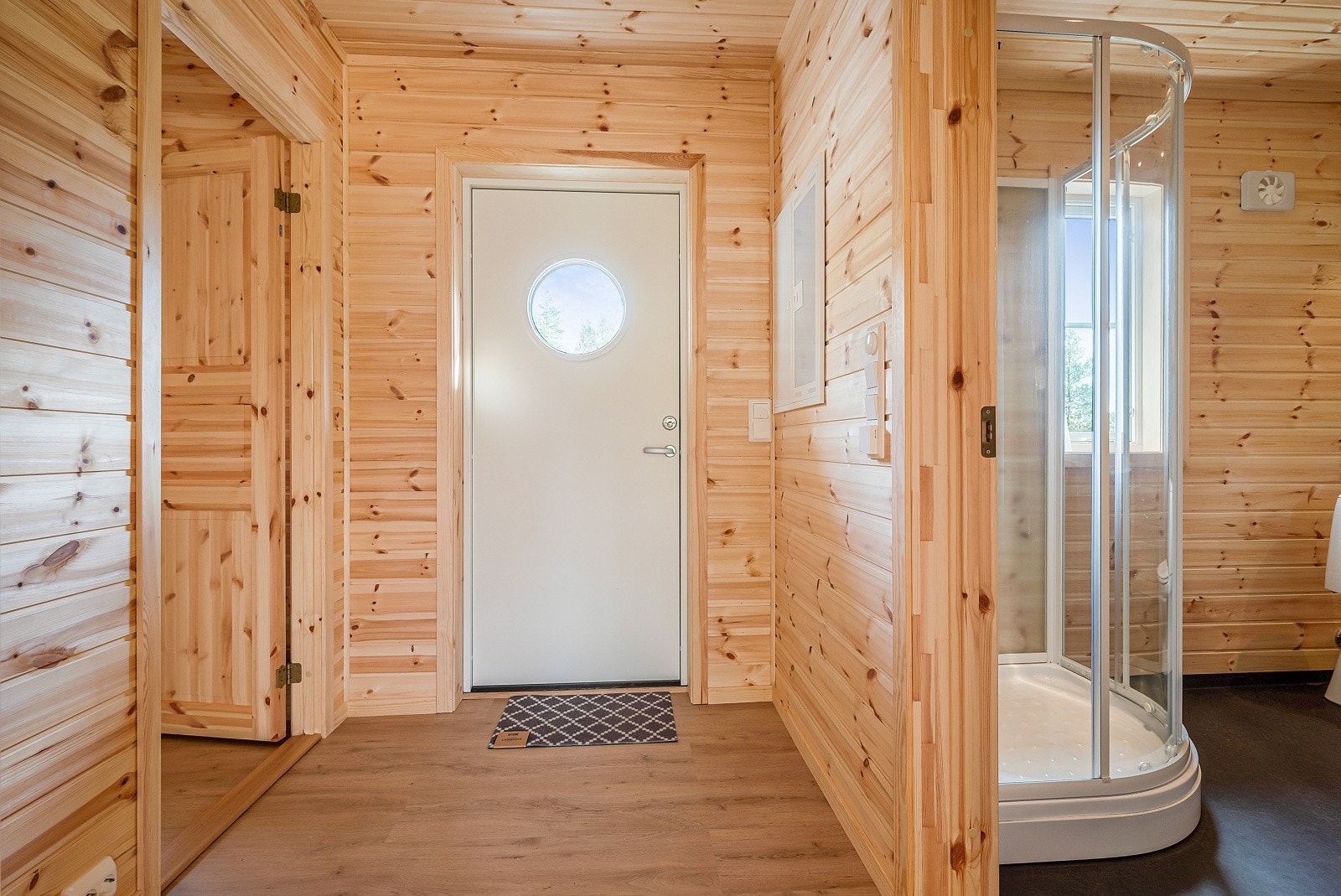 Du kommer inn i gangen i 1.etasje med videre adkomst til stue, kjøkken, bad og 2 soverom. Galleribilde