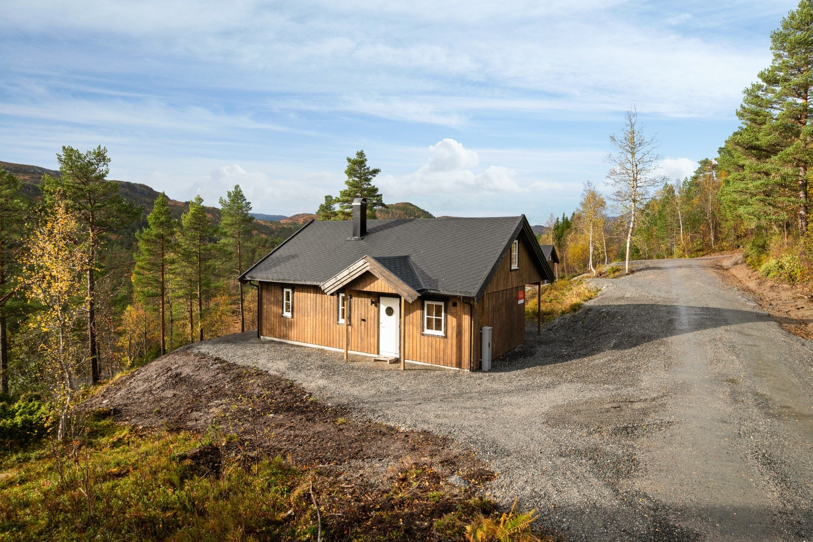 Det er svært enkel adkomst til hytta med vei helt frem til tomta. Det er ca. 13 minutters kjøring fra sentrum av Kyrksæterøra, 1 time fra Orkanger og 1 time og 40 min. fra Trondheim. Galleribilde