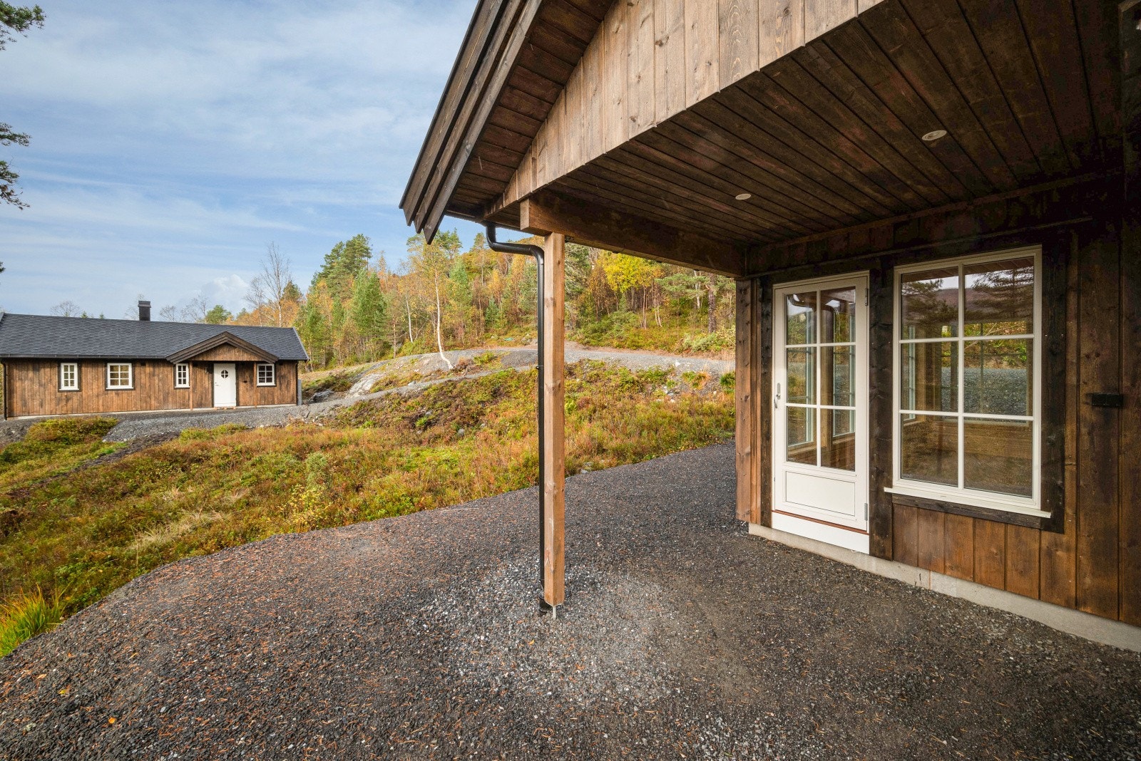 Fra stua er det verandadør til uteområdet som er takoverbygd. Her er det mulighet for å etablere terrasse som strekker seg rundt deler av hytta. Galleribilde