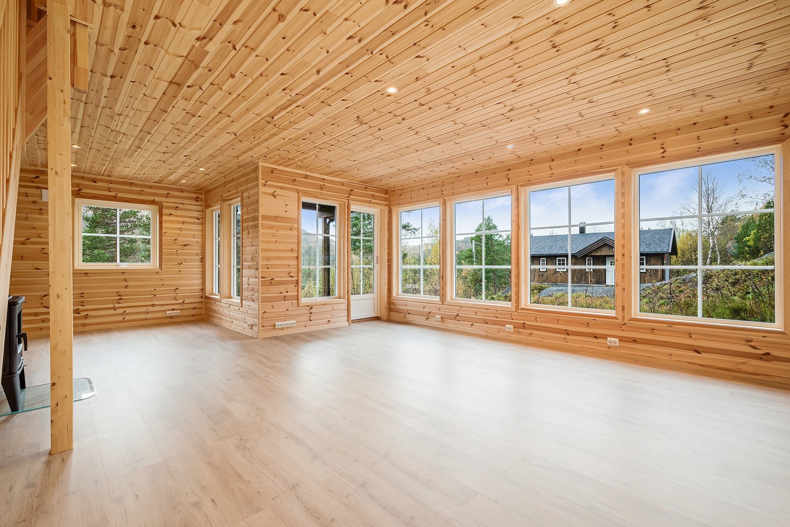 Stua er lys og romslig med store vindusflater som gir godt naturlig lys inn. Galleribilde