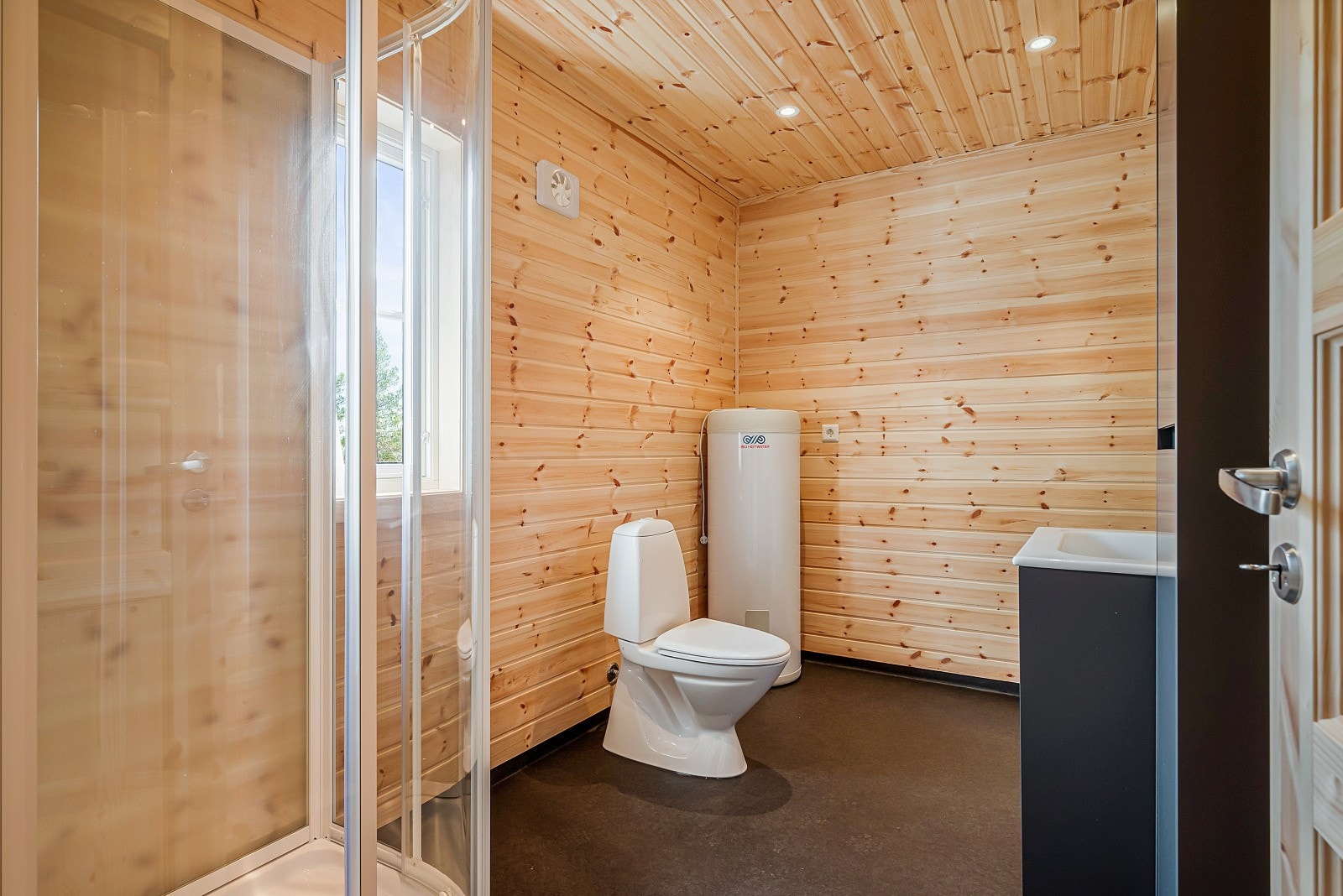 Badet har behagelig varme i gulvet og downlights i himling. Galleribilde