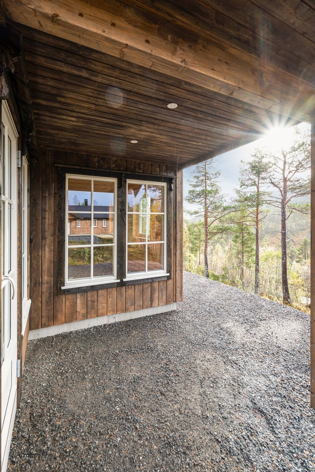 Det er montert downlights i overbygget utenfor hytta. Galleribilde