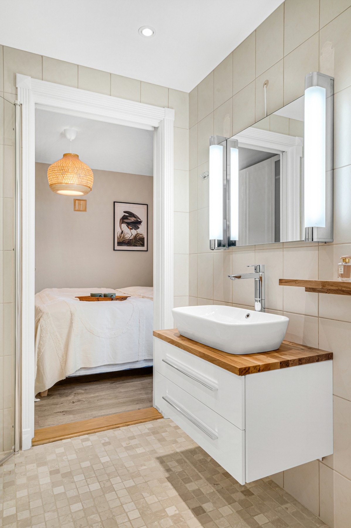 Delikat bad fra 2014 med downlights, behagelig waterfall takdusj og elektriske varmekabler i gulv. Galleribilde