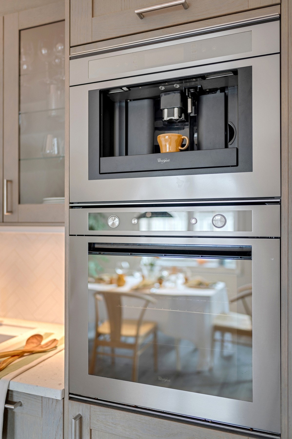 Kjøkkenet er utstyrt med integrerte hvitevarer som platetopp, stekeovn, kaffemaskin fra Whirlpool, kjøleskuffer, fryseskap og oppvaskmaskin. Galleribilde