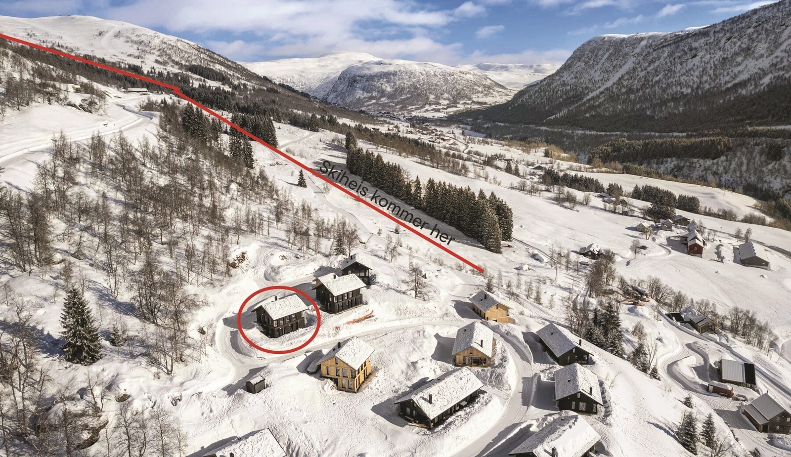 Dronefoto over området med hytta markert og planlagt skitrekk illustrert Galleribilde