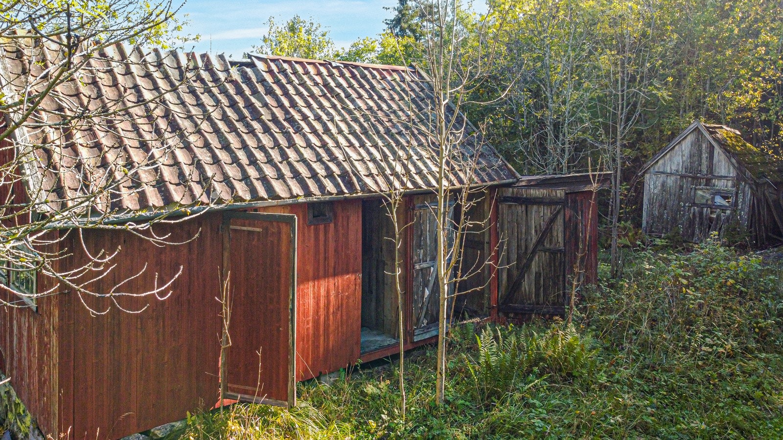 Det er registrert ett våningshus på eiendommen per i dag, samt 2 landbruksbygninger, alle fremstår i svært dårlig forfatning og er ikke beboelige. Galleribilde