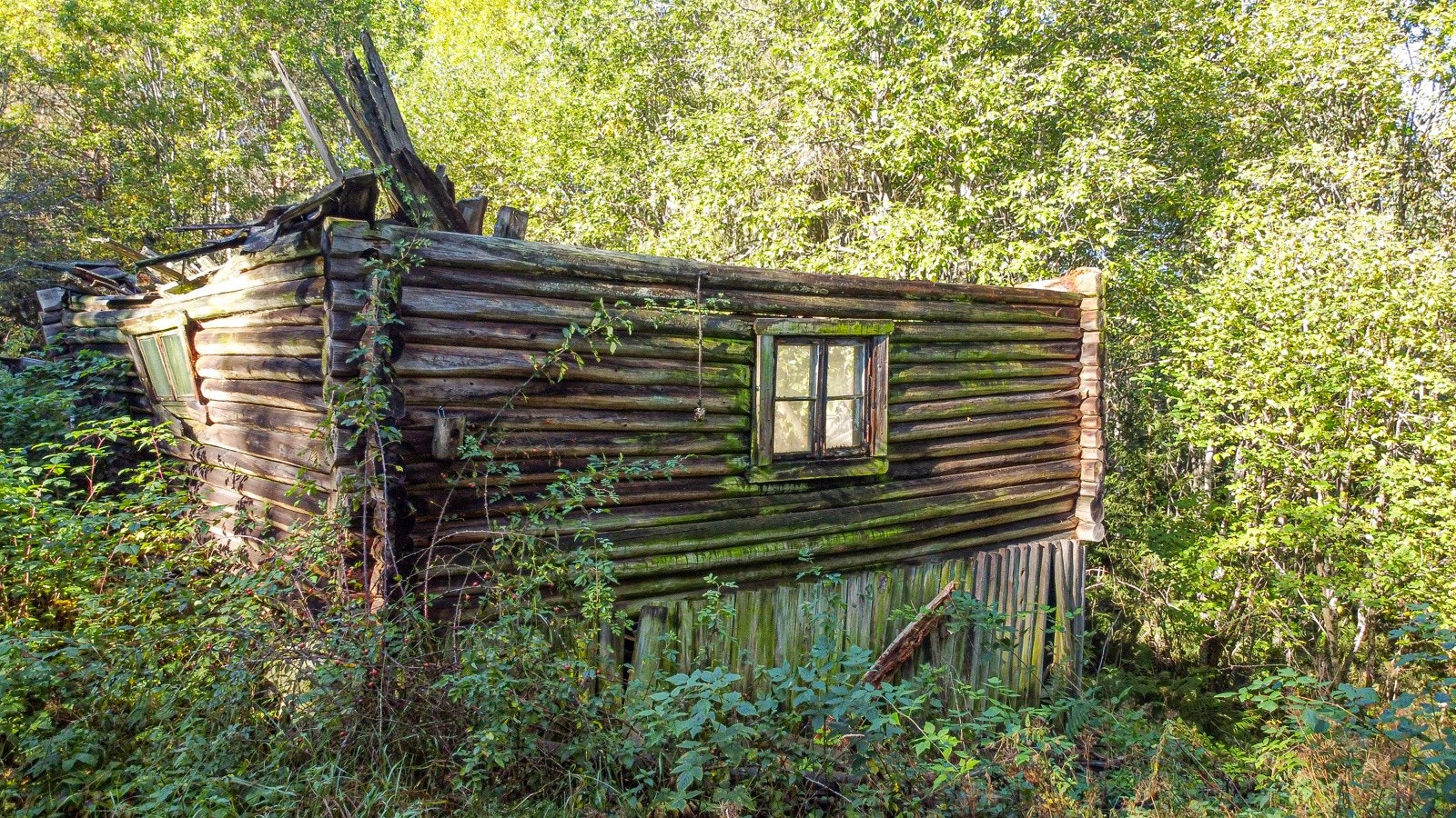 Det er registrert ett våningshus på eiendommen per i dag, samt 2 landbruksbygninger, alle fremstår i svært dårlig forfatning og er ikke beboelige. Galleribilde