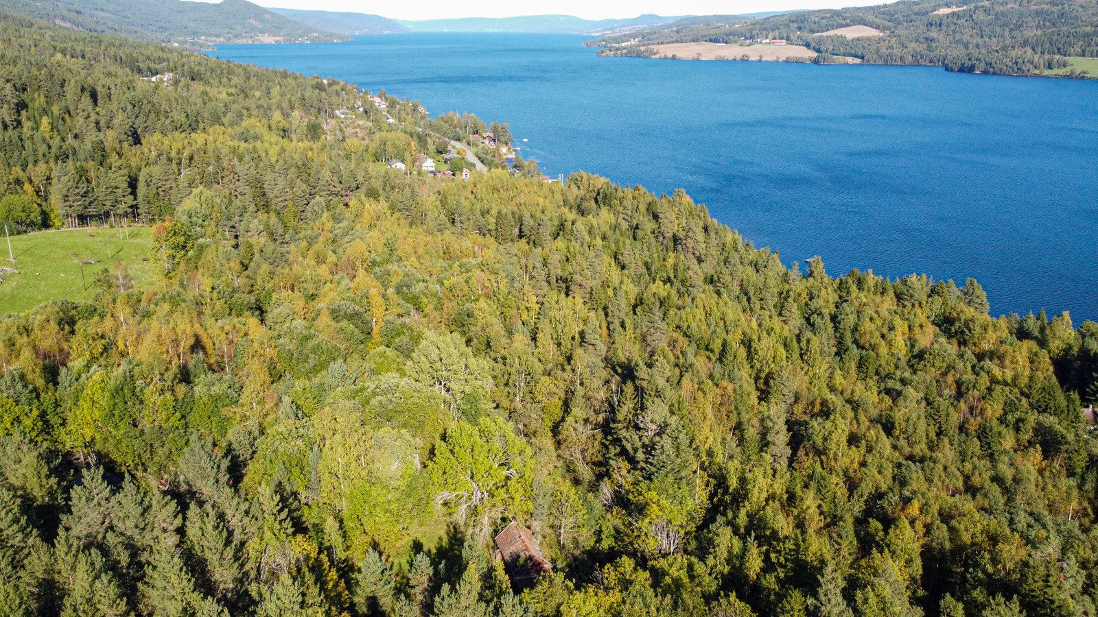 Privatmegleren v/Vegar Volla har gleden av å presentere en unik og meget idyllisk landbrukseiendom beliggende i rolige og landlige omgivelser kun 6 km nord for Jevnaker. Galleribilde