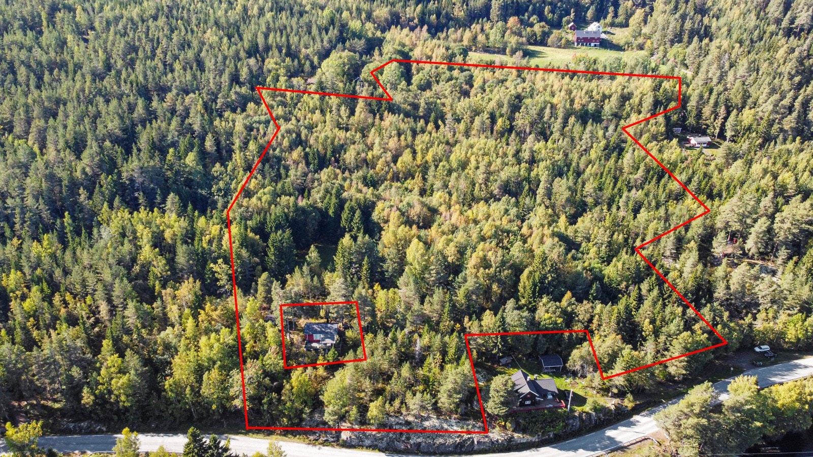 Eiendommen er på ca. 57 mål og ligger i lett skrånende terreng. Eiendommen skal også inkludere Fnr 4, som er utelatt på tomtegrensene her. Galleribilde