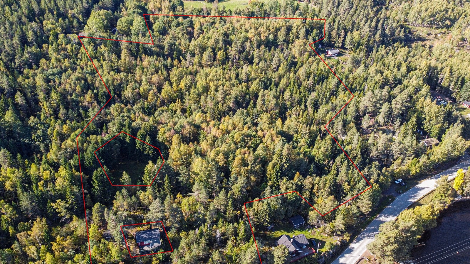 Med eiendommen følger det 5 festeavtaler. Hytte på Fnr 4 medfølger. De øvrige hyttene som står på festetomtene inngår ikke i salget. Galleribilde