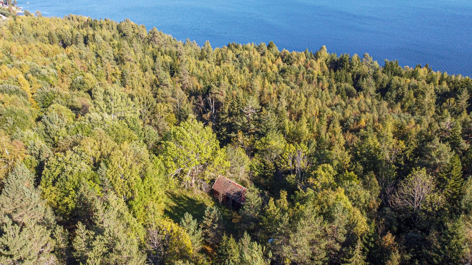 Fra eiendommen har man nydelig utsikt ned mot Randsfjorden, samt egen strandlinje - en anledning av de sjeldne! Galleribilde