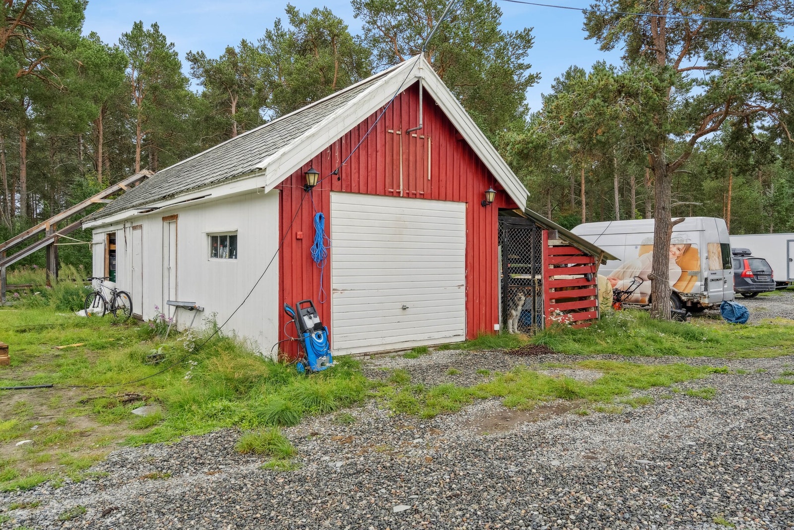 Garasjebygningen har ringmur av betong og tak tekket med skifer. Galleribilde